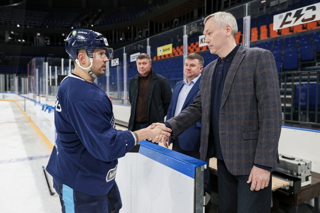    Капитан Сергей Широков (слева) и председатель попечительского совета хоккейного клуба «Сибирь», губернатор Новосибирской области Андрей Травников. Фото: официальный аккаунт ХК «Сибирь» в социальной сети «ВКонтакте»