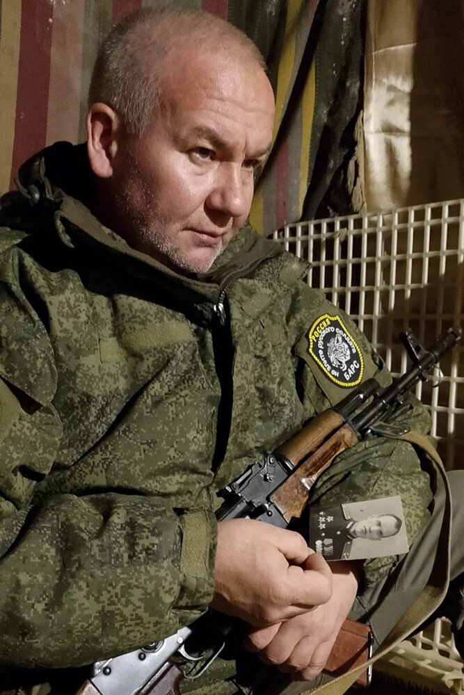    Чернов Иван Викторович, боец «Шумный» с фото деда ветерана. Фото:  АиФ/ Дмитрий Невзоров