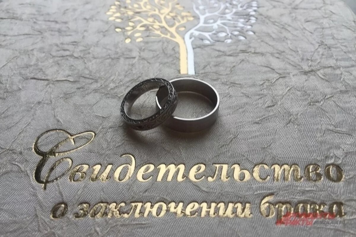    Кабмин РФ поддержал проект об упрощении оформления двойной фамилии в браке