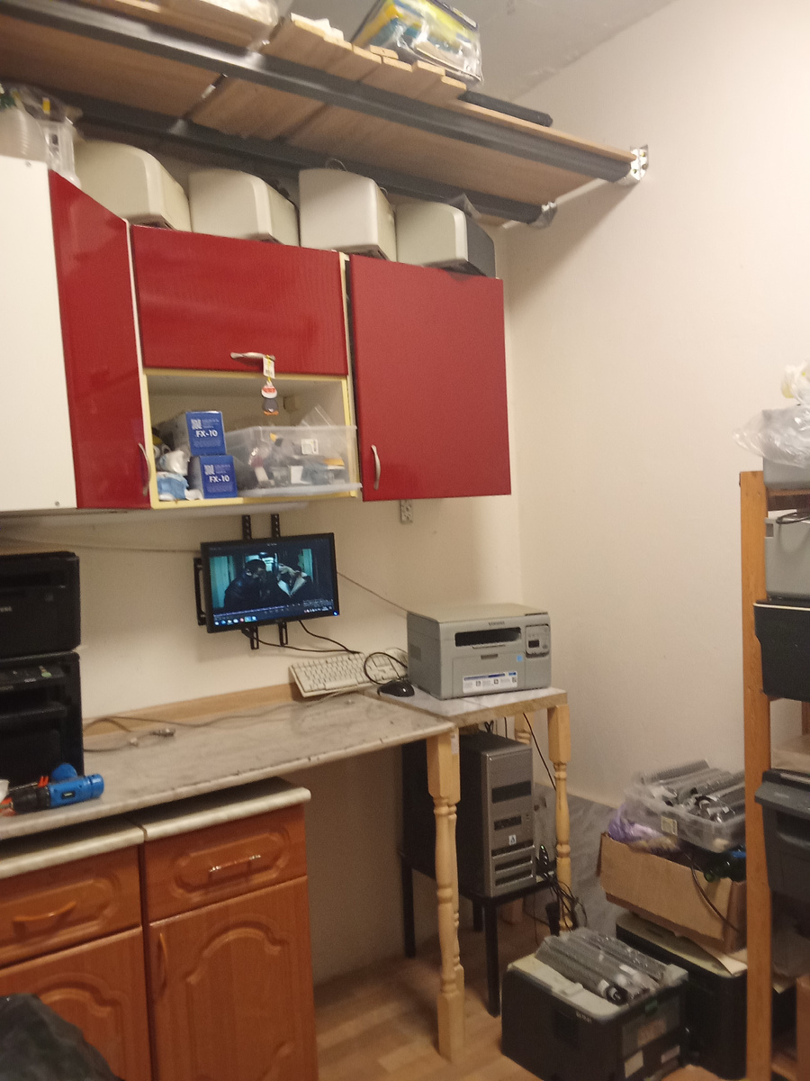 Вроде бы симпатично.в прошлой кладовке у меня был такой же красный гарнитур