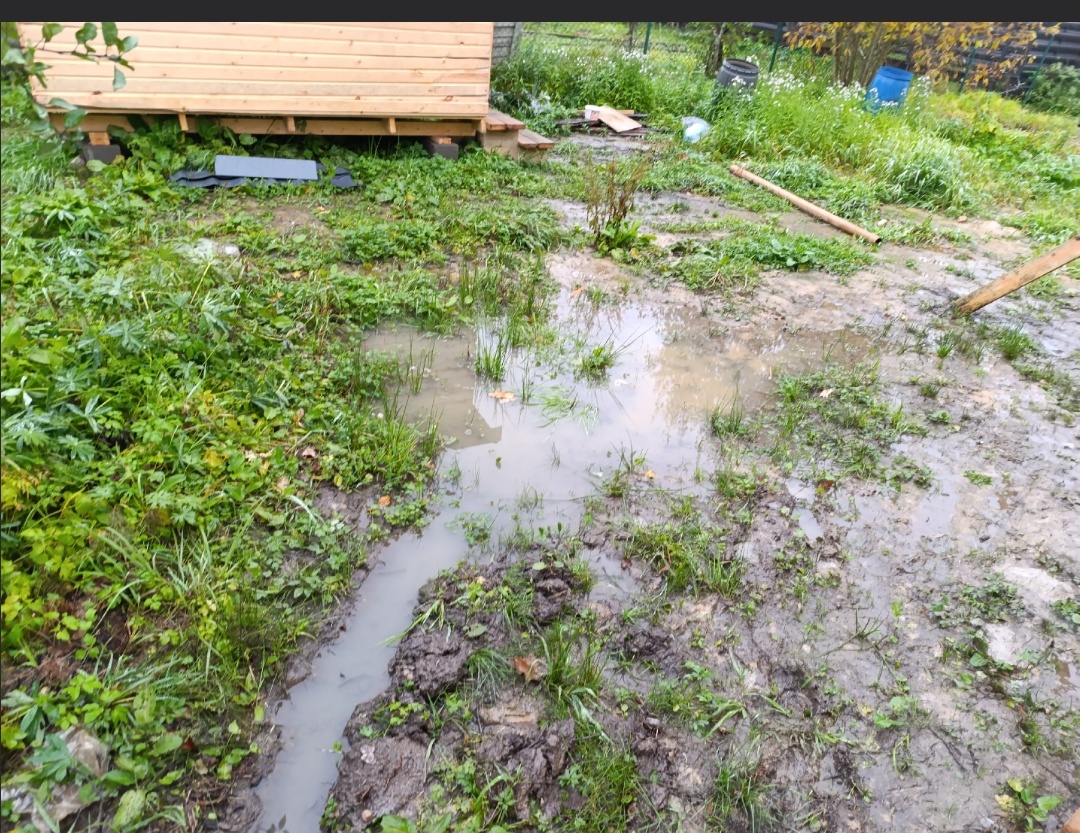 На месте этой лужи теперь колодец (фото с прошлой осени)