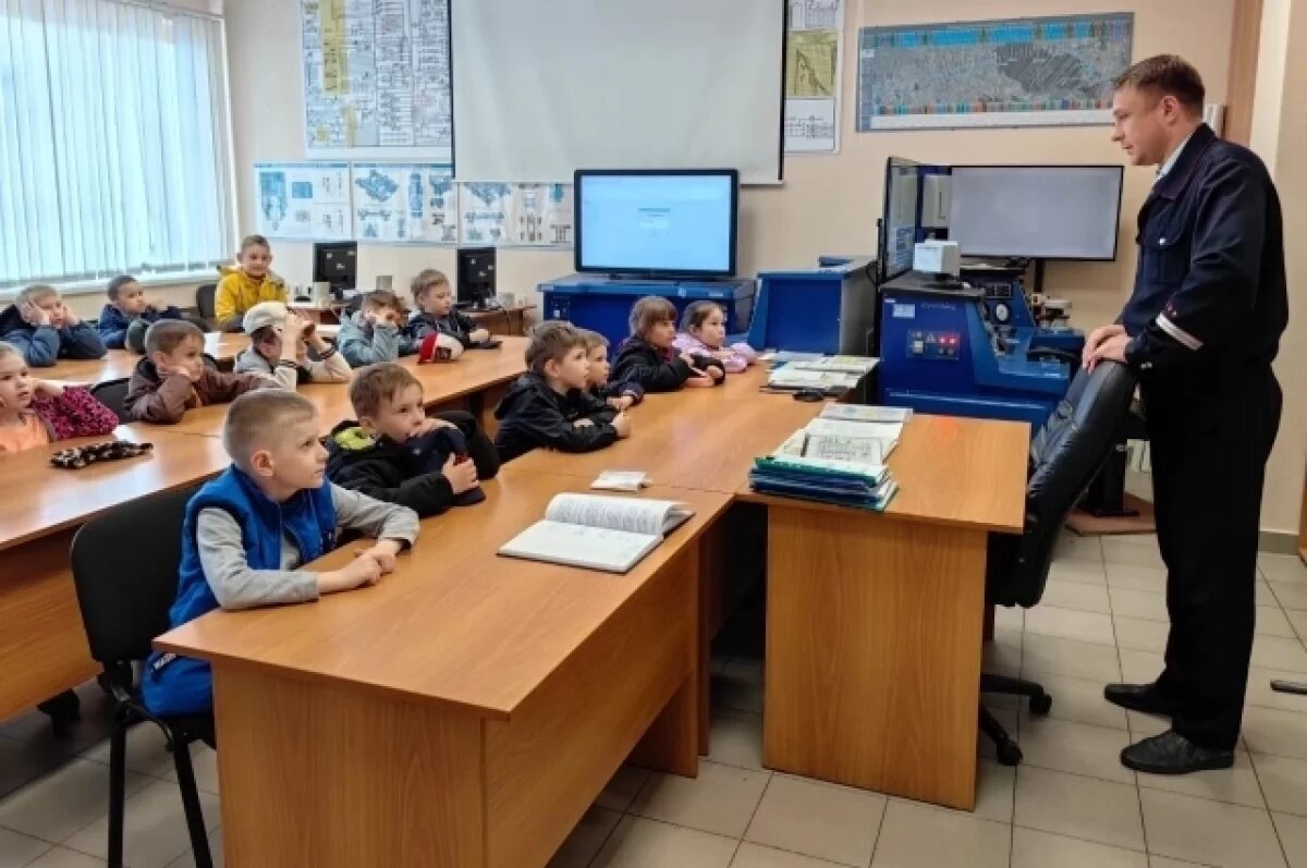    В омском моторвагонном депо прошла экскурсия для школьников