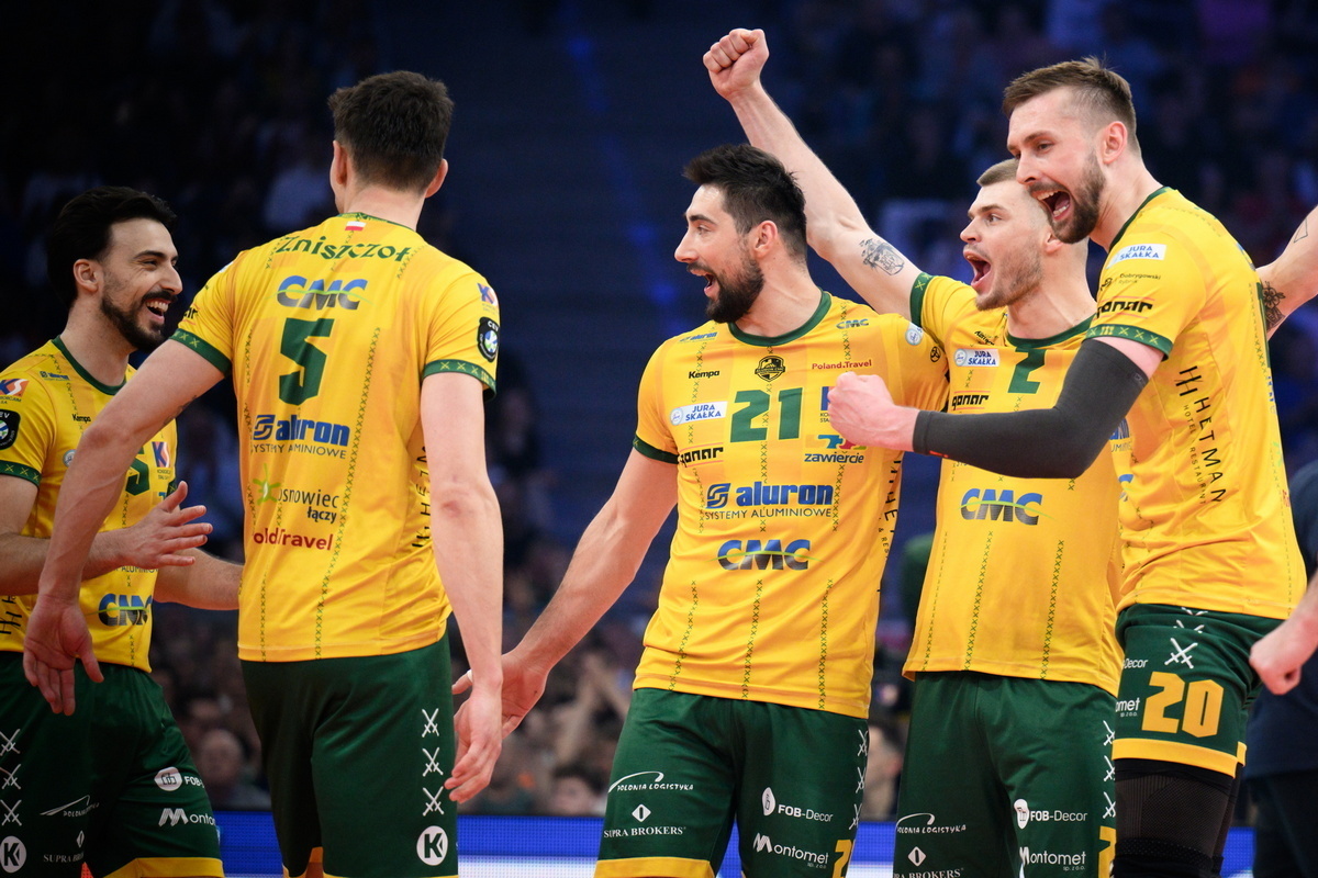    Мигель Тавареш (слева), Кароль Бутрин (№21), Бартош Кволек (№2), Матеуш Бенек (№20)