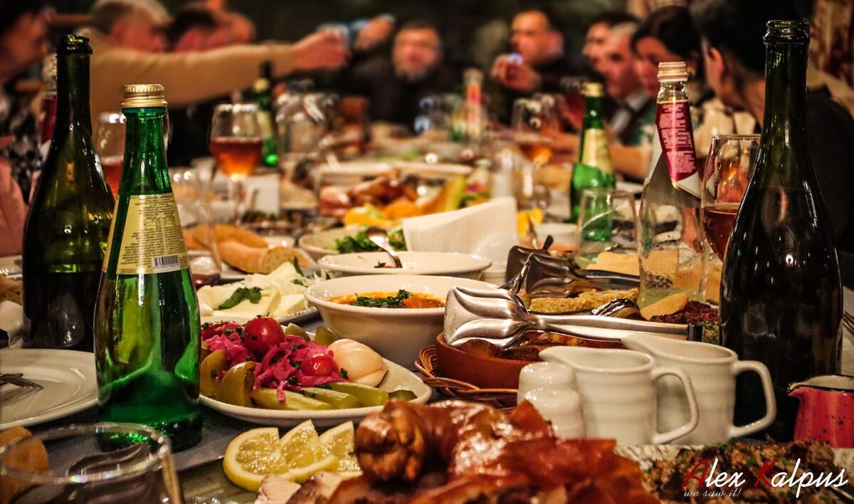 Грузинское застолье. Видите белые соусники на переднем плане фотографии? Там сацебели и ткемали. Вкуснятина! Грузия