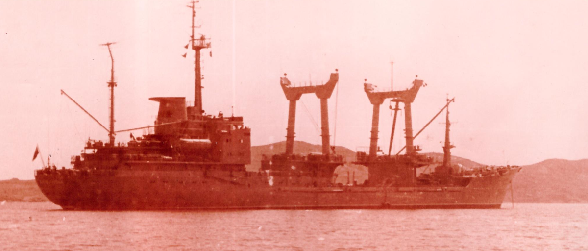 Наше спасательное судно, носитель подводных аппаратов, проект 536.  Фото автора.