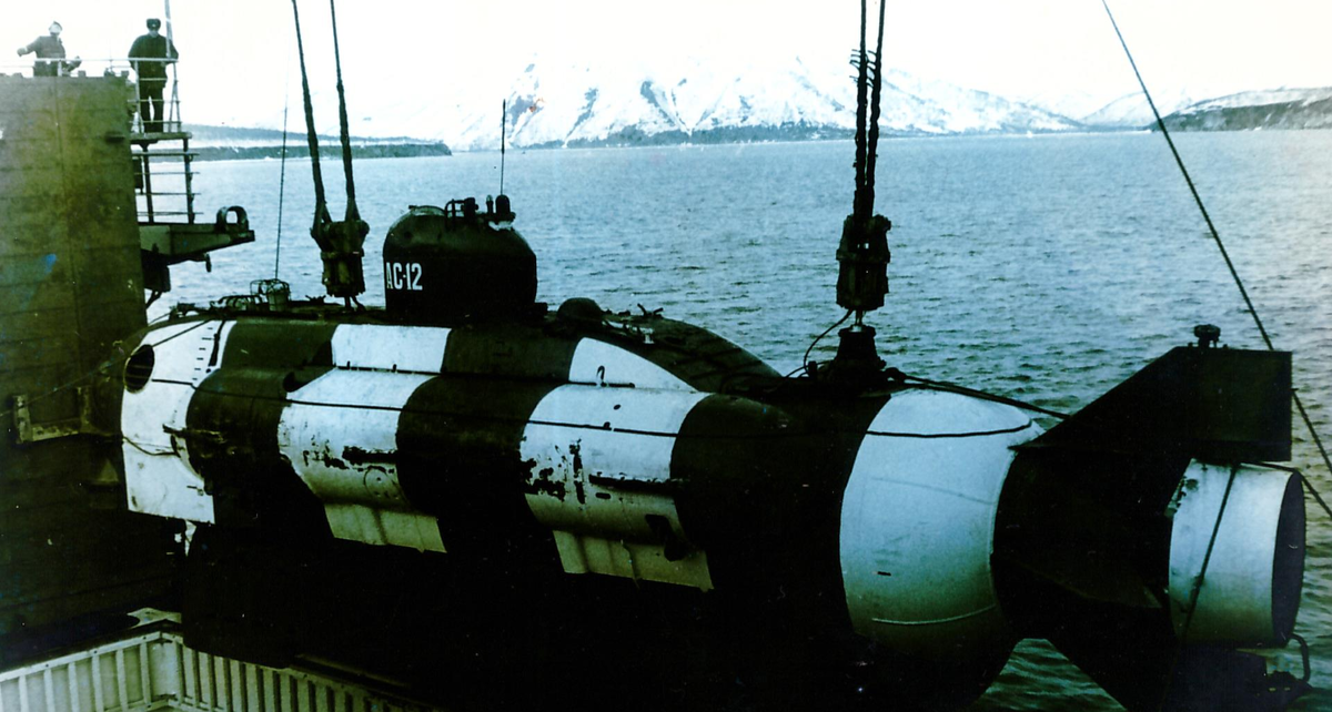 Наше судно в работе. Подъем из трюма подводного аппарата АРС.  Фото автора.