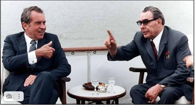 Илл.1.  Генеральный секретарь ЦК КПСС Л.И. Брежнев (справа) – советский творец политики разрядки с президентом США Р. Никсоном  http://www.kbarieru.info/201015/15_5_3.jpg