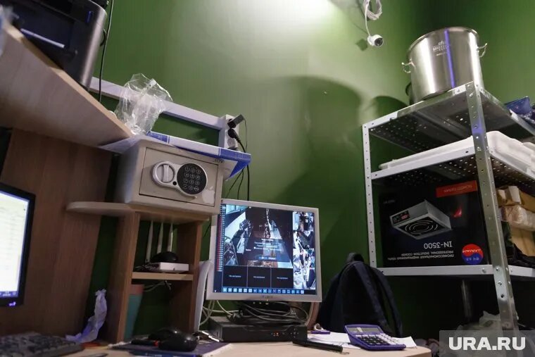 Достать деньги из сейфа директору помог подчиненный. Фото: Илья Московец © URA.RU