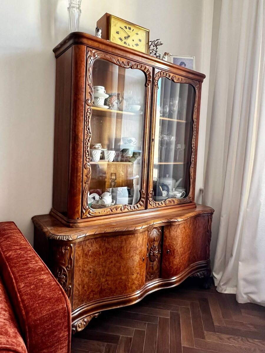Та самая винтажная витрина для посуды
