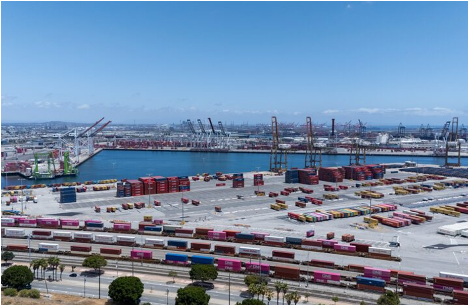 Краны в порту Лос-Анджелеса опустели из-за отсутствия грузовых судов, как видно на снимке, сделанном дроном в Сан-Педро, Калифорния, США, 13 мая 2025 года. REUTERS/Майк Блейк/Фото