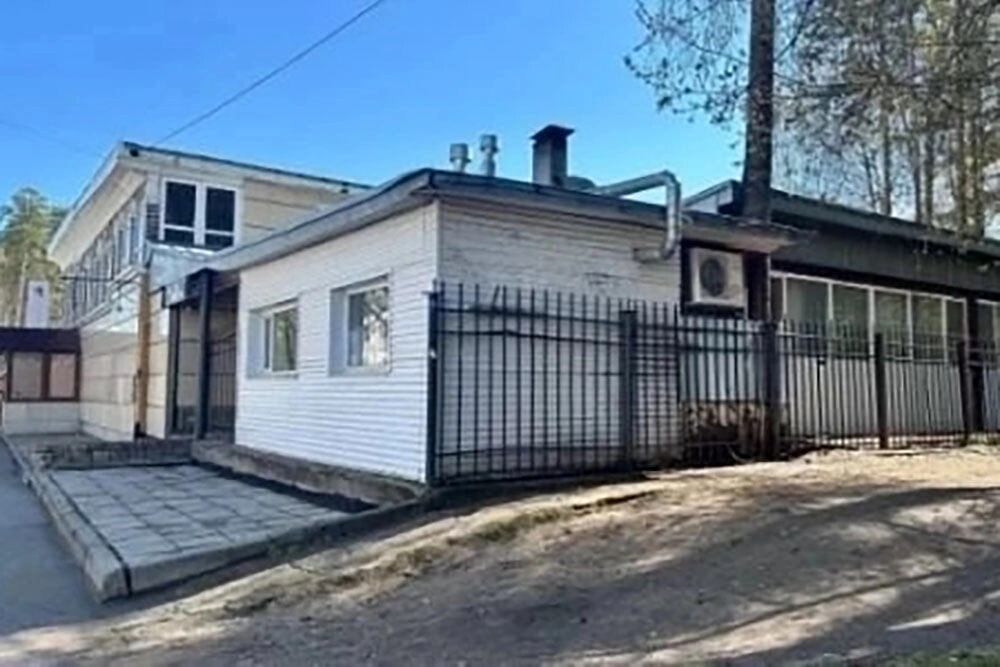 То самое кафе и ограда, на которой нашли тело девушки. ФОТО: соцсети.