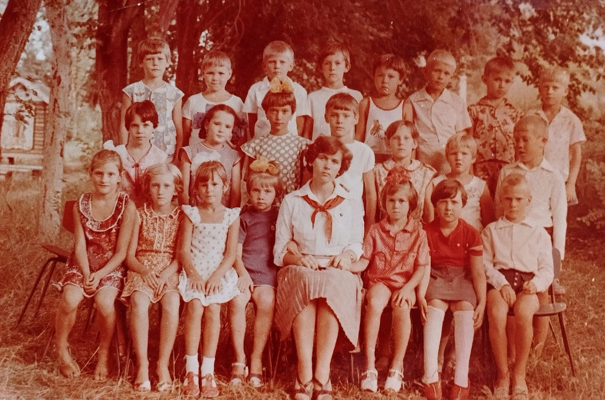 Я со своим отрядом в пионерском лагере. 1980 г. 