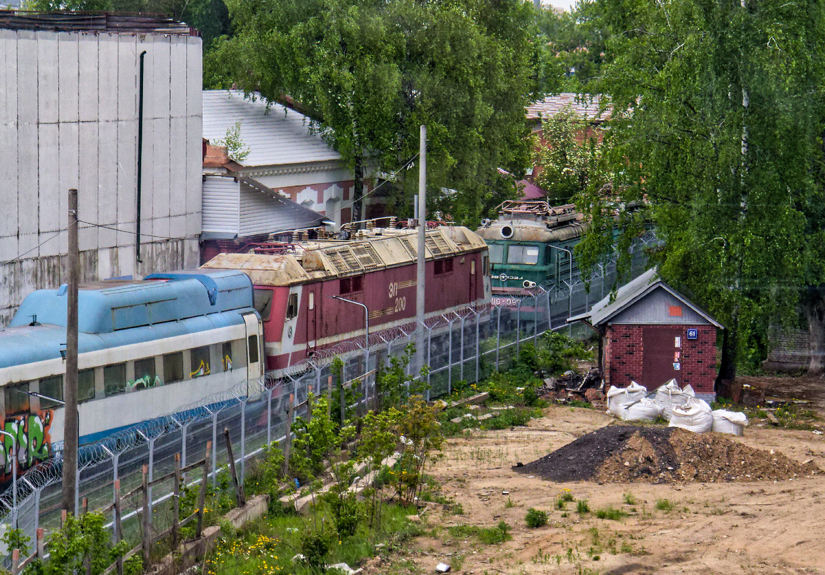 Уникальный электровоз ЭП200-0001 и спрятавшийся за кустами ВЛ10-098
