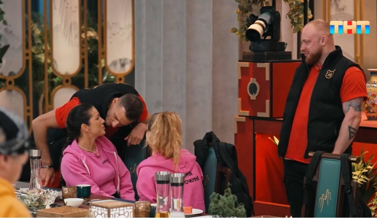 Кадр из шоу "Сокровища императора"/ ТНТ
