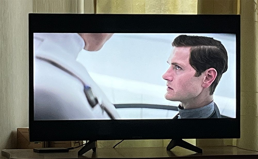 Опальный лейтенант полиции (справа) на допросе у бабищи федерального имперского ведомства (слева), которая занимается делом Андора, вышедшим на "федеральный" уровень. В процессе оного следственного действия, тащ лейтенант проявит твёрдость, упорство и, как дальше покажет сюжетная канва, западёт на тётку