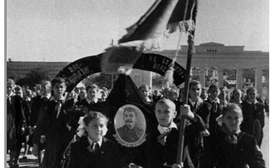 Взвейтесь кострами, синие ночи! Мы — пионеры, дети рабочих