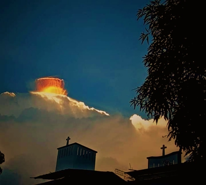 14 апреля 2021 года над гигантским облаком в Мансалае, Восточный Миндоро, Филиппины, произошло загадочное явление. Через несколько минут над огромным кучево-дождевым облаком внезапно появилась и выросла разноцветная корона.