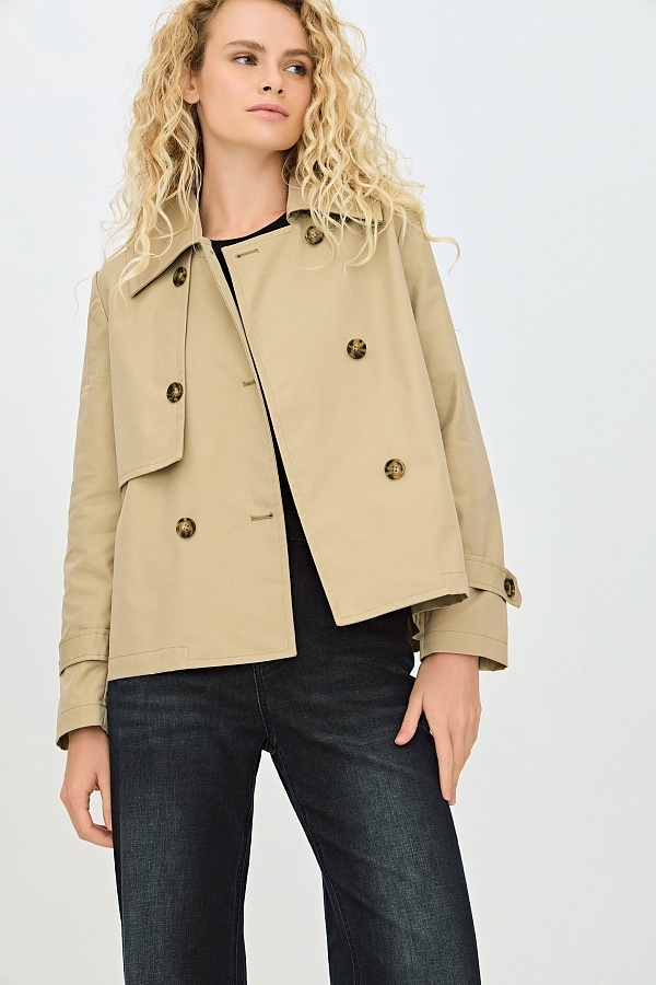 Укороченный тренч – небанальная альтернатива классическому плащу.