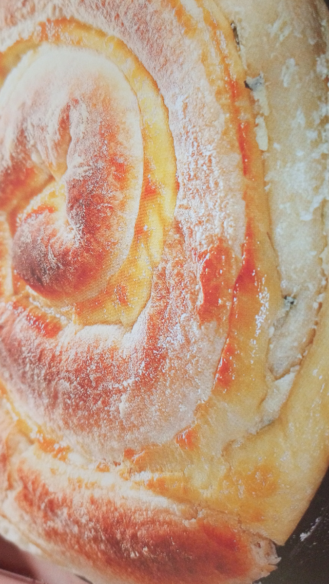                                                                                    Приветствую всех, кто заглянул на мой канал!             Сегодня готовила пирог из слоёного теста с брынзой. Благо сейчас слоёное тесто, можно купить в любом супермаркете.                                                                                                        500 г слоёного (дрожжевое) тесто.                                500 г брынзы. (можно заменить на моцареллу,адыгейский сыр и т.д)                                                                                                             1  пучок петрушки.                                                              1 пучок укропа.                                                                    150мл молока.                                                                 4 яйца.                                                                                      80 г сливочного масла.                                                      Готовое тесто разморозить при комнатной температуре, затем раскатать его.                                 Брынзу натереть на тёрке, размять вилкой, нарезать зелень. Вбить в подготовленную брынзу 2 яйца, добавить растопленное сливочное масло, зелень, тщательно перемешать.                                                                         Сырную начинку ровно распределить на раскатанное тесто, затем скатать тесто с начинкой рулетом.                                                              Взбить молоко с оставшимися яйцами. Уложить рулет по спирали(начиная с центра) в круглую форму для выпекания, предварительно смазать маслом. Полить сверху молочно-яичной смесью и выпекать 25-30 минут при 190-200 градусах. Готовый пирог смазать сливочным маслом.                                    Приятного аппетита!