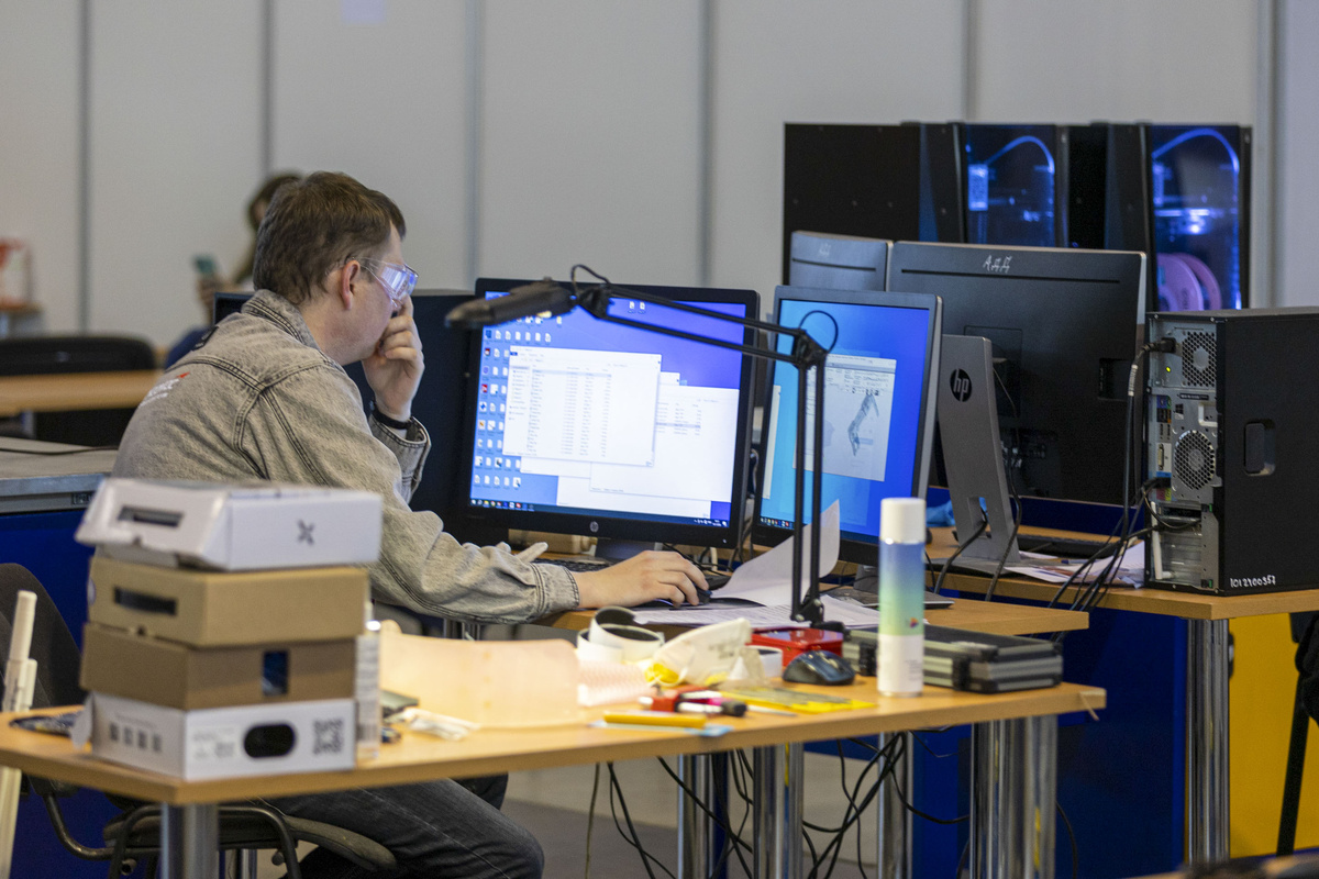 Евгений Некрасов потерял зрение и кисть руки в 14 лет, однако самостоятельно освоил программирование.  Фото: Фото: ФедералПресс / Иван Кабанов