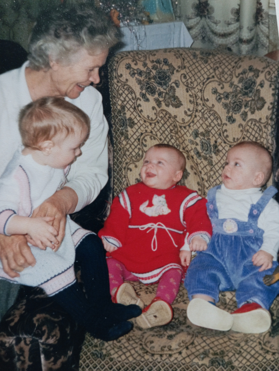Бабушка с младшими правнуками