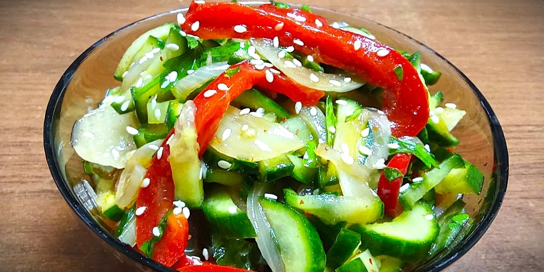 Лёгкий азиатский салат с хрустящими овощами и ароматом кунжута