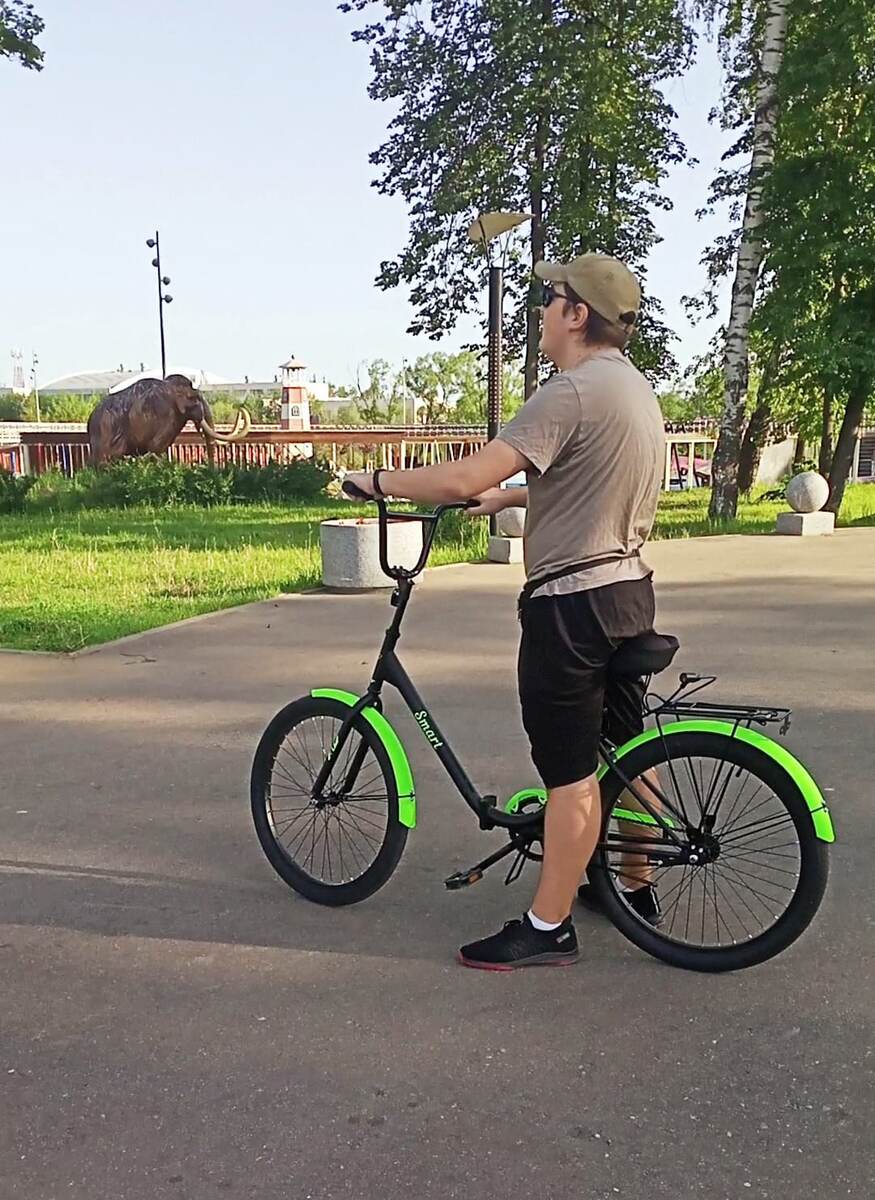 Гриша: - Мамонт, ты вымер, потому что не старался.