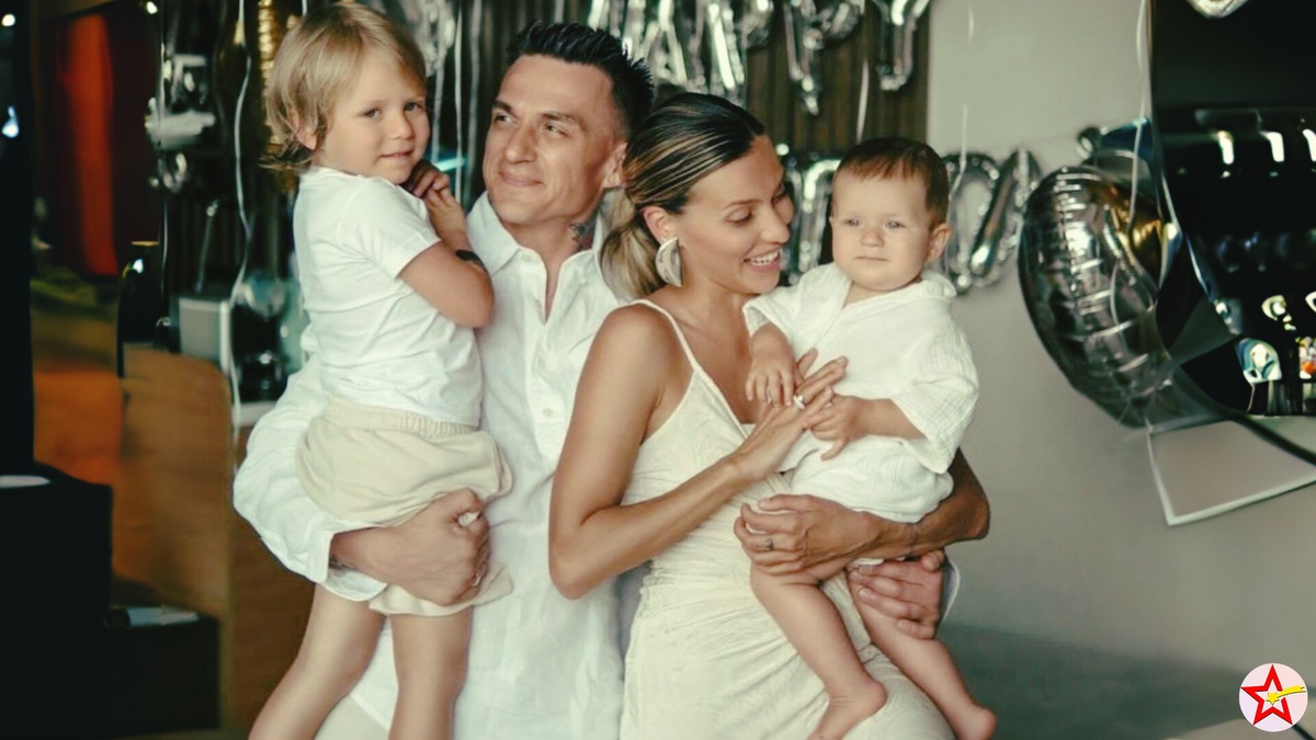 Регина Тодоренко с детьми и мужем