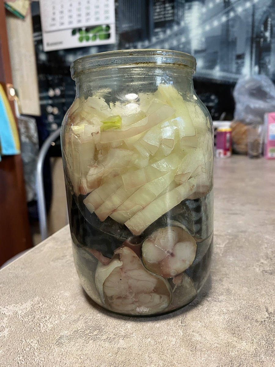 Банка оказалась мала, потом я ее заменила на контейнер поболее.