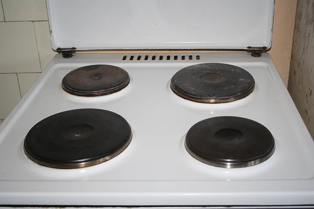 Так выглядит классическая электроплита с «блинами». Источник: MimAcademy / Shutterstock
