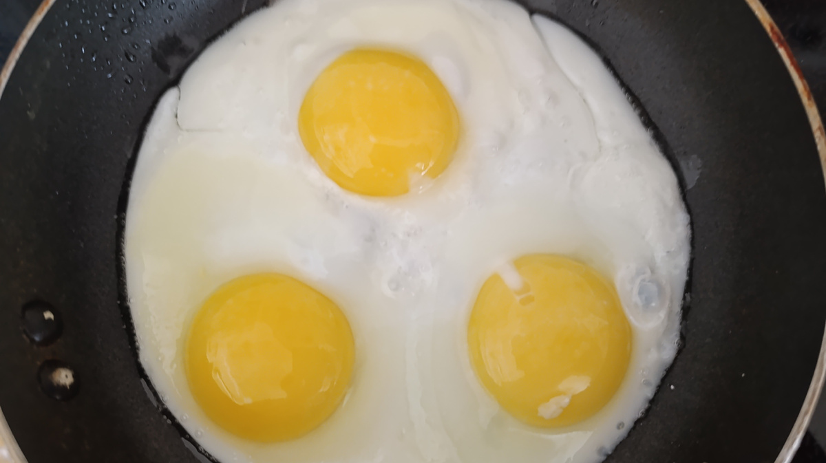 МММ..как вкусно.Скворчит моя глазунья.