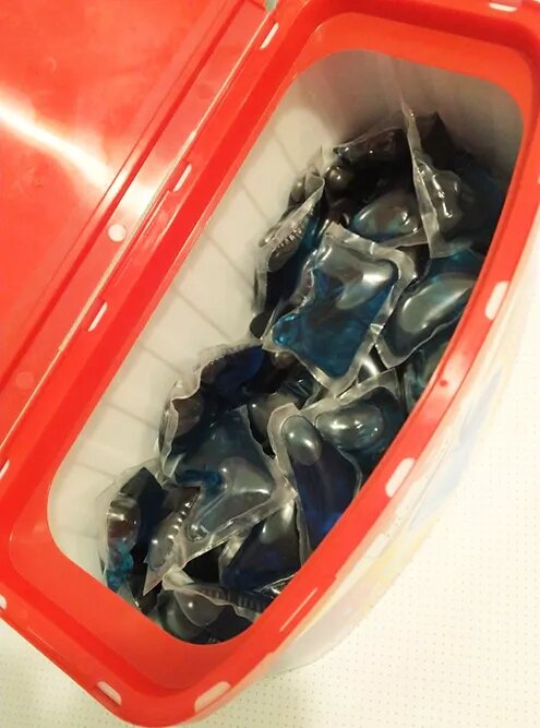 У баночек с капсулами хорошие защелки, которые не так просто открыть. Это большой плюс, если в семье есть маленькие дети