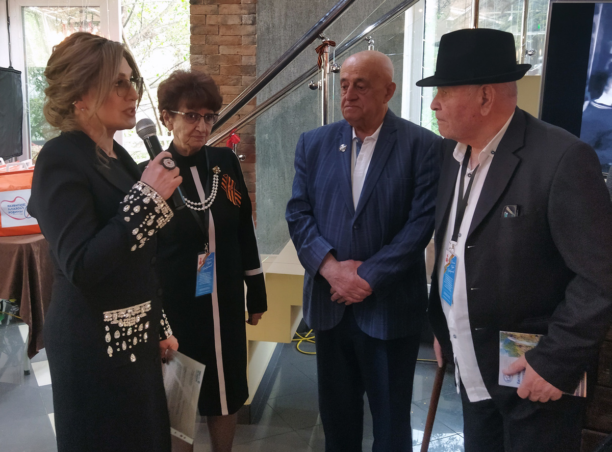 Элеонора Михайлова, потомок спасенной еврейской женщины, благодарит Робинзона Батчаева, потомка карачаевцев, спасших ее родного человека. Фото автора.