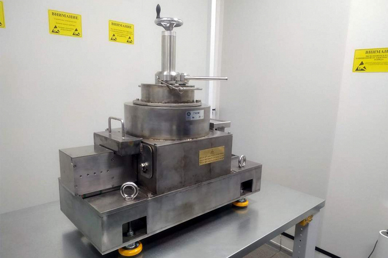 Гамма-лучевой низкоинтенсивный облучатель микросхем. Фото – пресс-служба “АСУ ТП и Электротехники” и ГК “Росатом”.