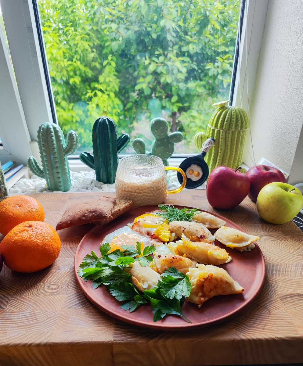 Яичница с беконом, варениками и зеленью