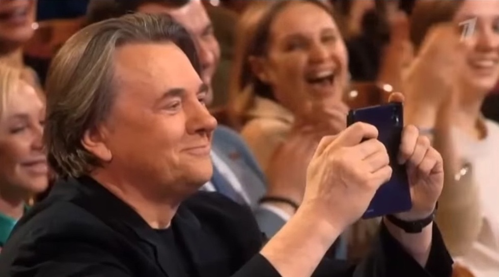 Константин Эрнст в жюри КВН. Фото скрин шот. 