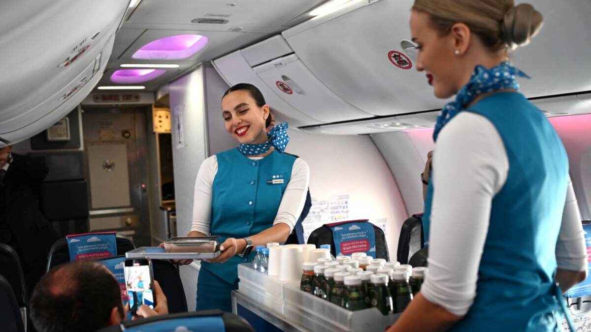    Сложно представить себе организацию питания на борту без стюардесс / Фото: Пелагия Тихонова / РИА НОВОСТИ