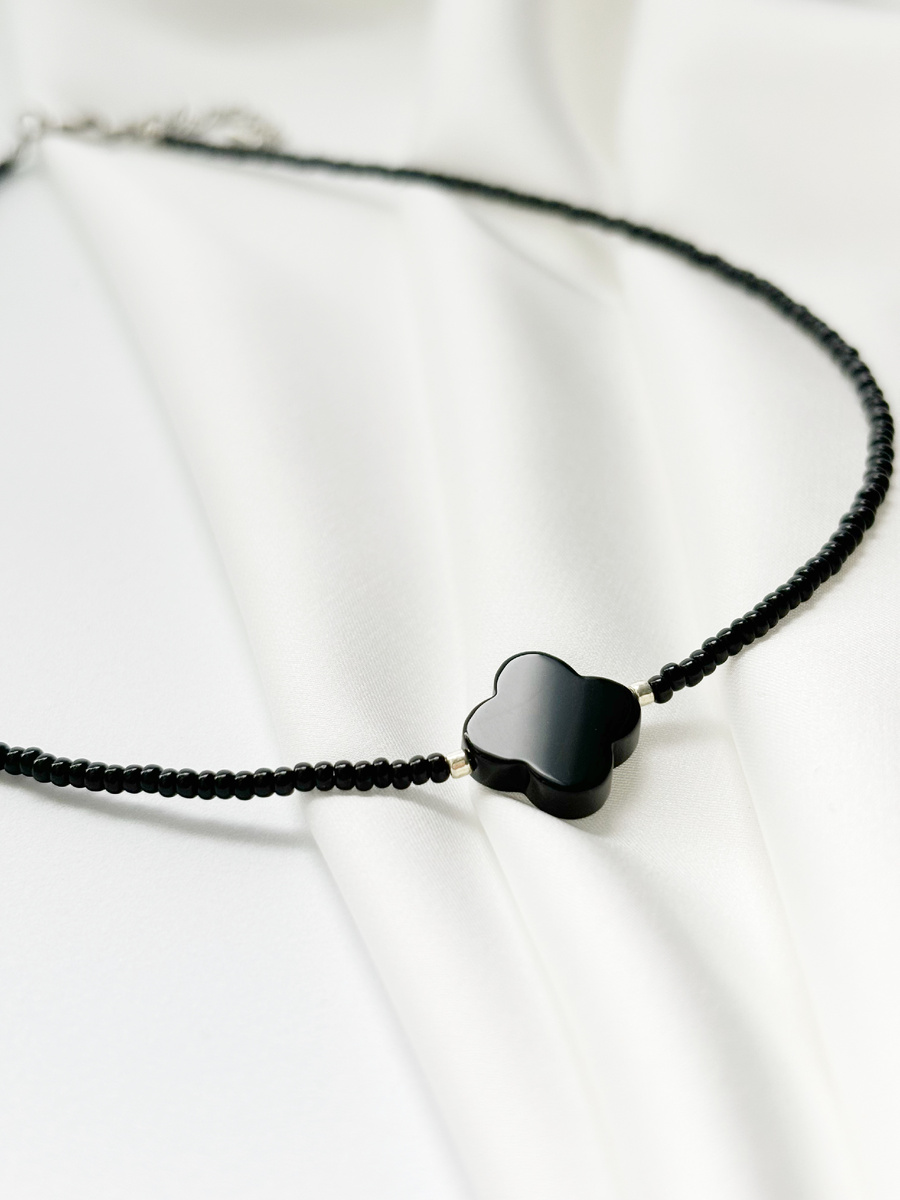 Чокер “Клевер Благополучия”: чешский бисер, серебряные искры и удача агатового клевера.