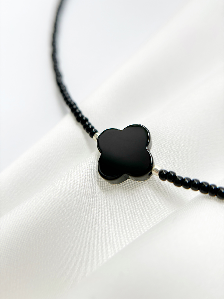 Это украшение сочетает в себе изящество, элегантность и легкий намек на мистику.