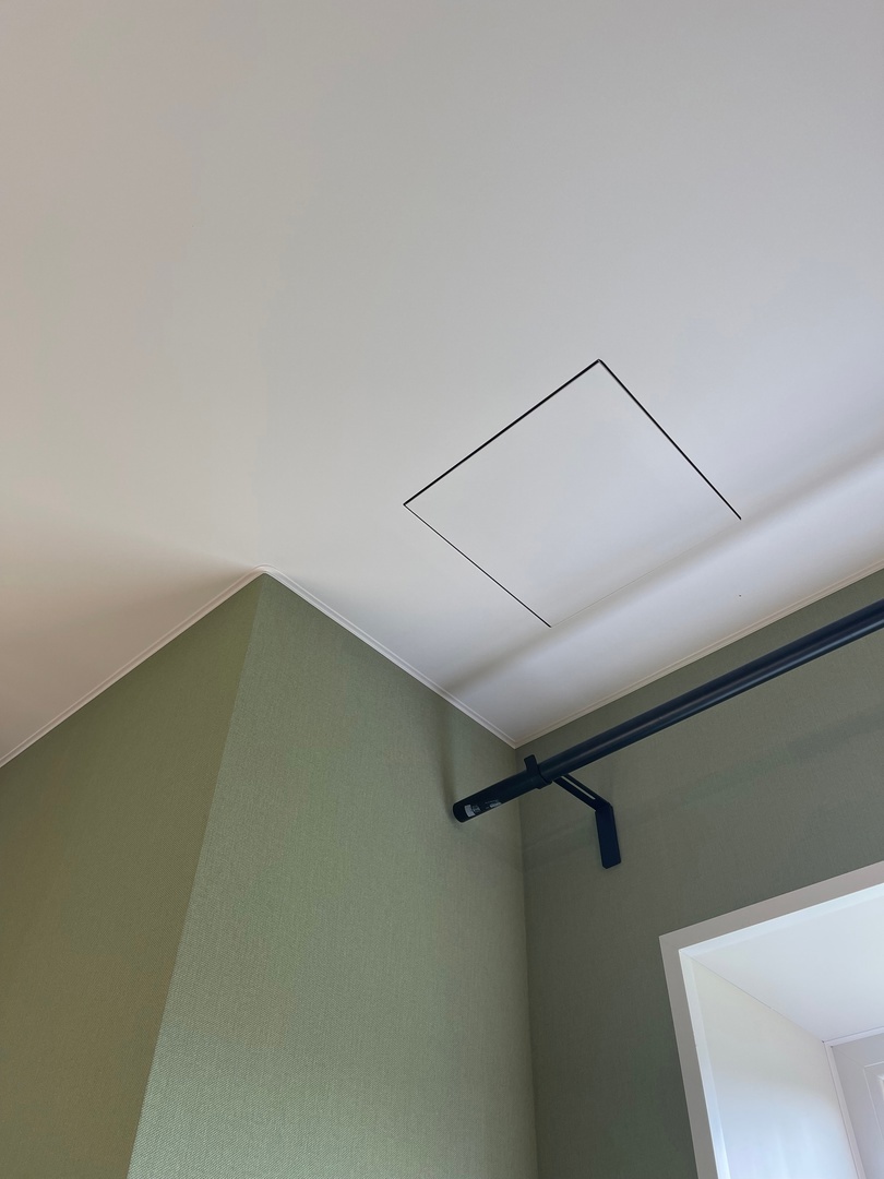 Мини люк для доступа к блокам питания.