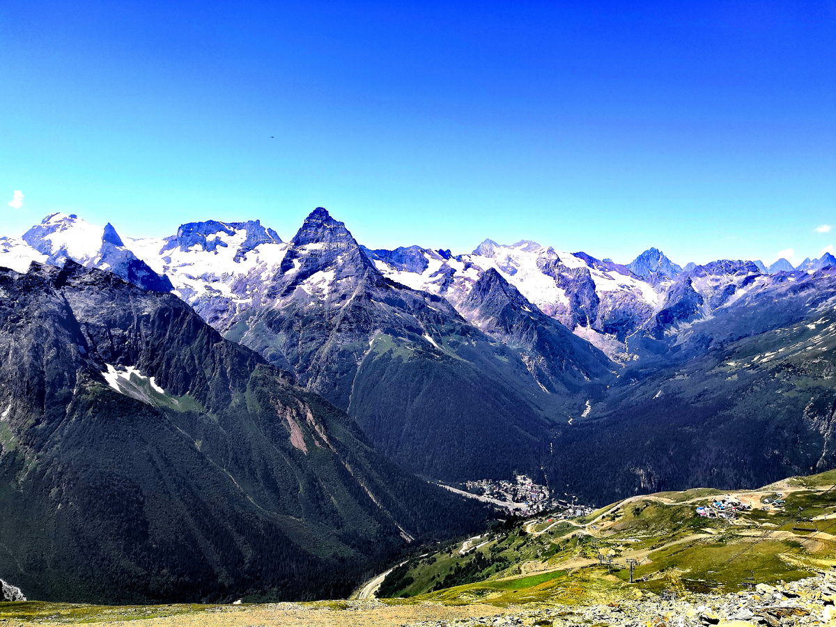 Вид на Кавказские горы в Республике Карачаево-Черкессия. Внизу поселок Домбай. Такую красоту невозможно забыть!