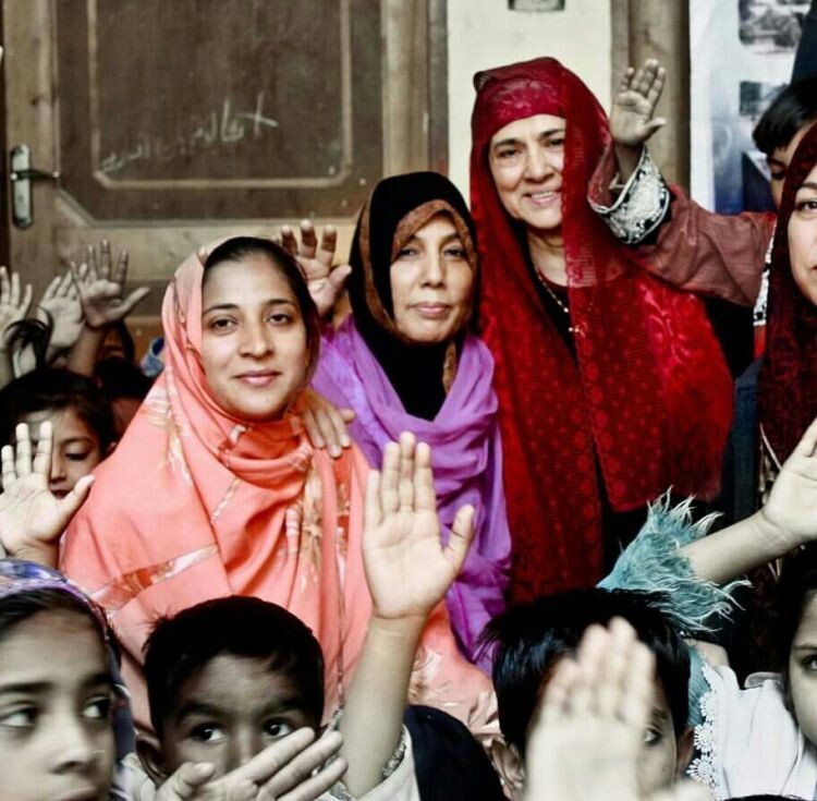 Рухсана Изхар ежедневно кормит несколько сот нуждающихся людей / Источник: syedaliasgharshah.wordpress.com