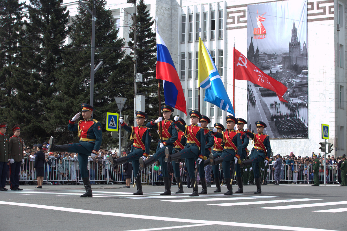  На Площади Арата Государственный флаг Российской Федерации, флаг Республики Тыва и копия штурмового флага 150 Идрицкой стрелковой дивизии, ставший главным символом победы Советского народа в Великой Отечественной войне.