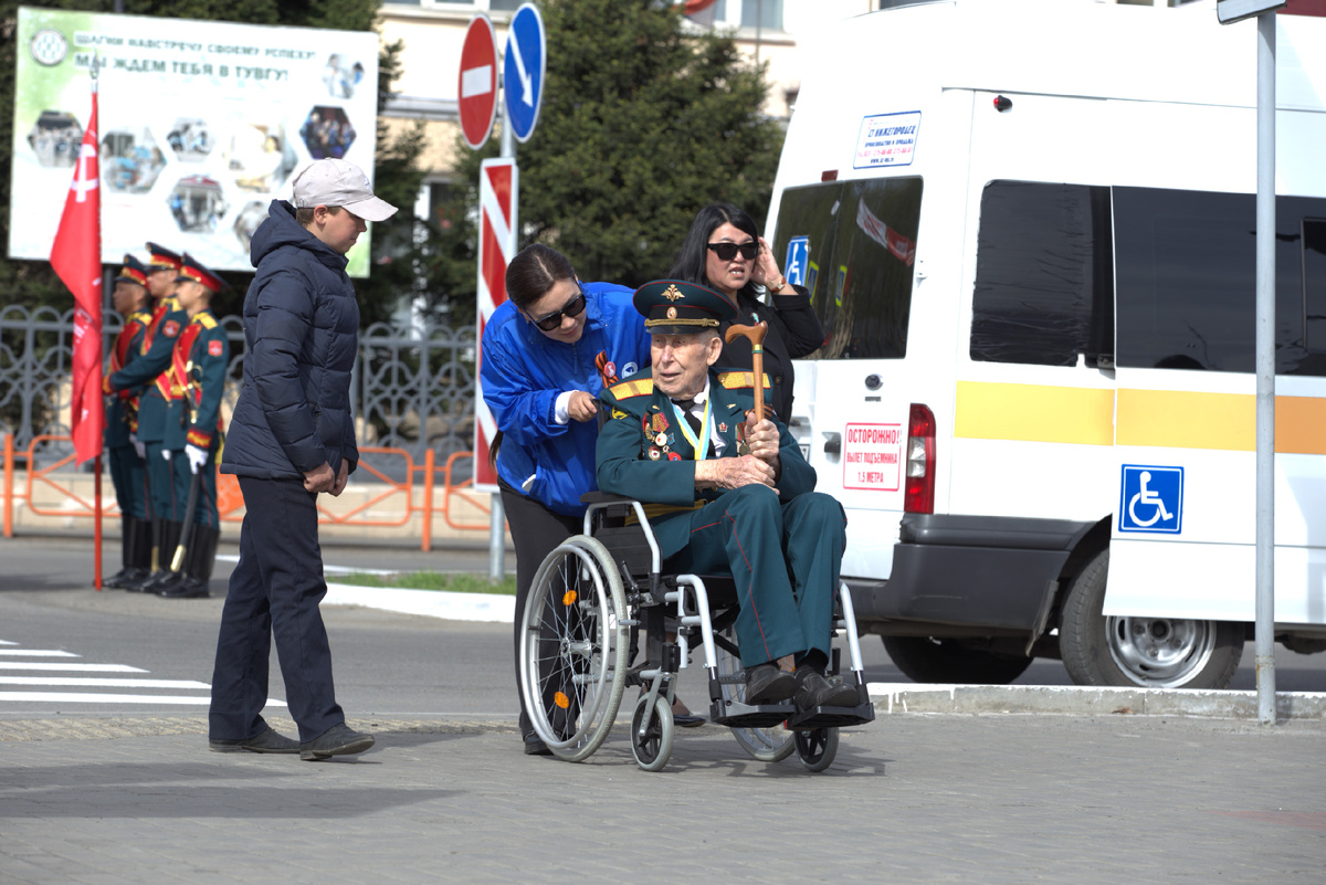 Георгий Васильевич Абросимов - символ той эпохи, который ушел на войну, можно сказать, из школы, из 7-го класса…