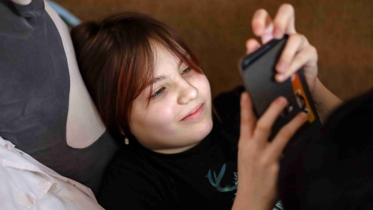    Мошенники убеждают ребёнка срочно продиктоват им код из СМС. Фото: Elena Mayorova / www.globallookpress.com