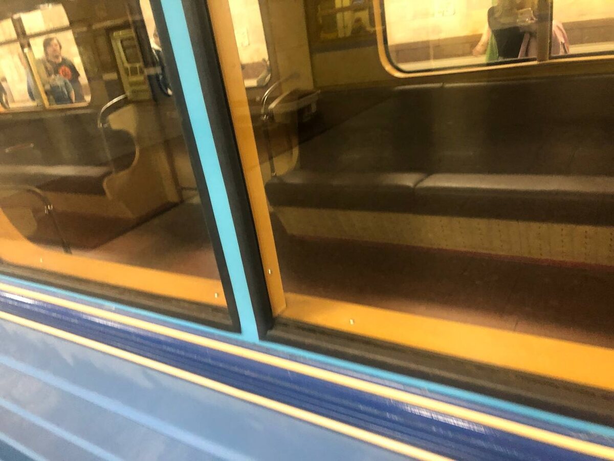 Салон вагона типа Е на Партизанской.