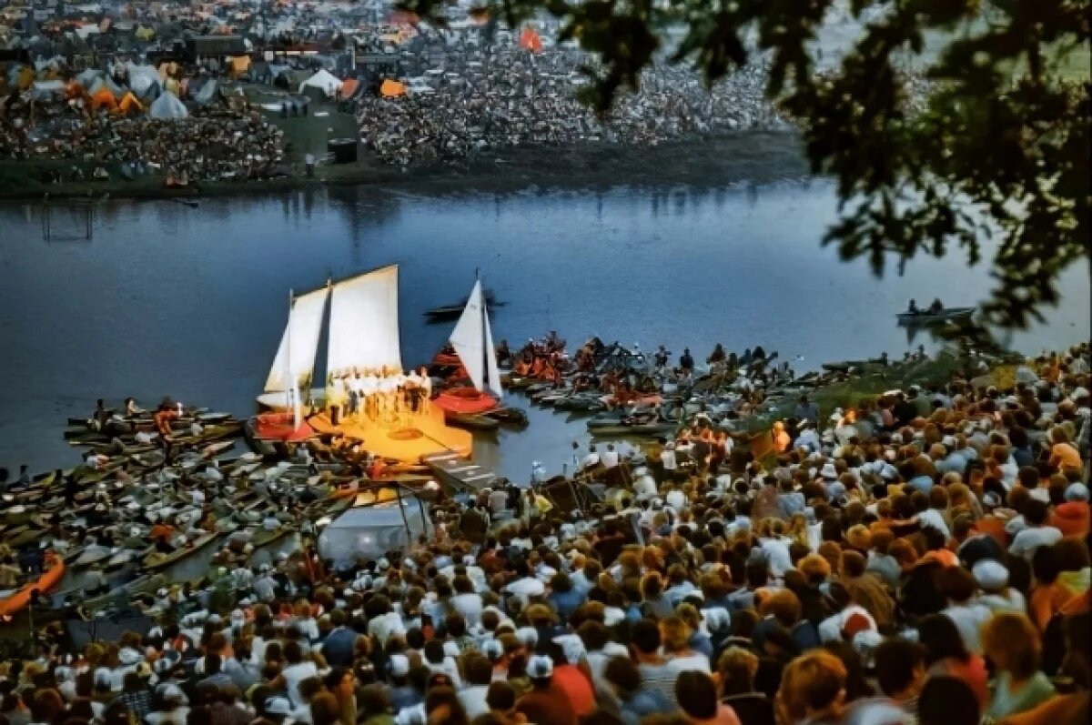    Преследуют скандалы.