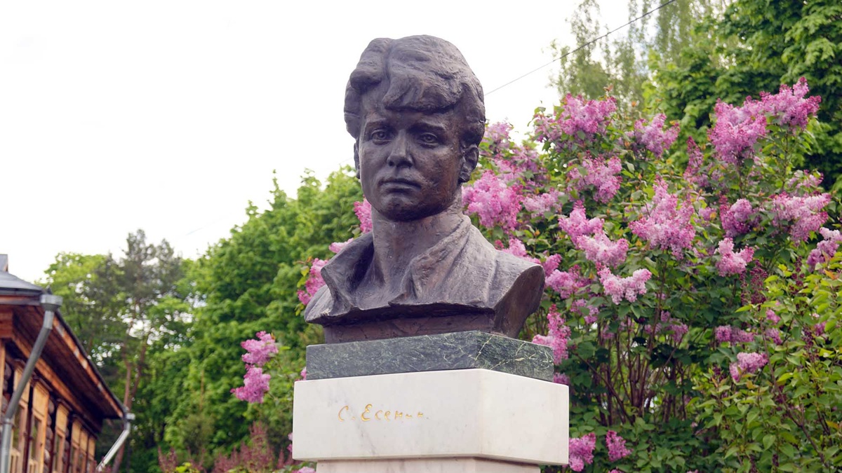 Возле здания школы установлен бюст Сергея Есенина. Листайте галерею, чтобы увидеть ещё фото