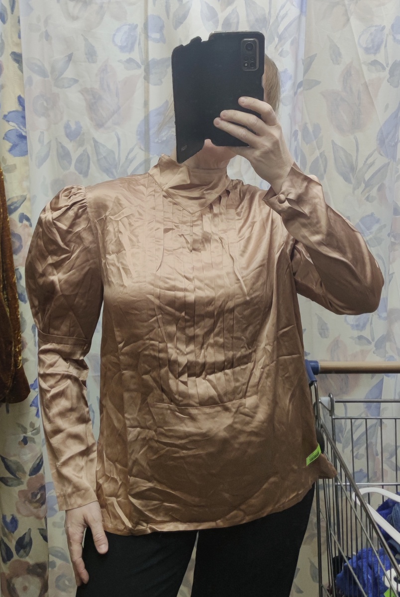 Там где у неё начинается плечо, моё заканчивается. 