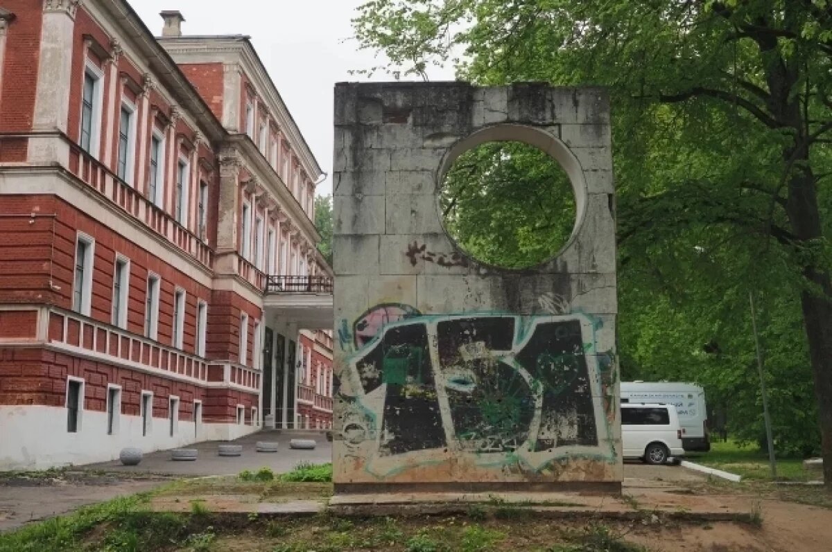    Остатки монумента пионерии являются бесхозным имуществом.